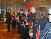 Meneillään viirien jako. Viiriä noutamassa osaston edellinen puheenjohtaja Tarmo Kivinen.